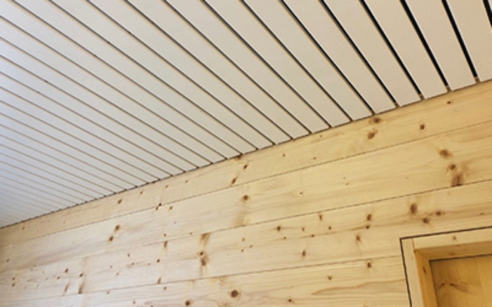 Lames acoustiques au plafond d’une pièce