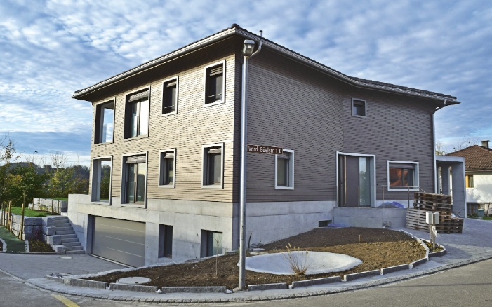 Vue complète d’une maison familiale dotée d’un clin rhomboïde en profilé standard