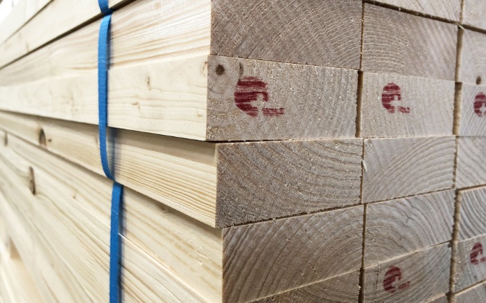 Pakete von Rostlatten verpackt mit Schweizer Holz Logo auf der Stirnseite
