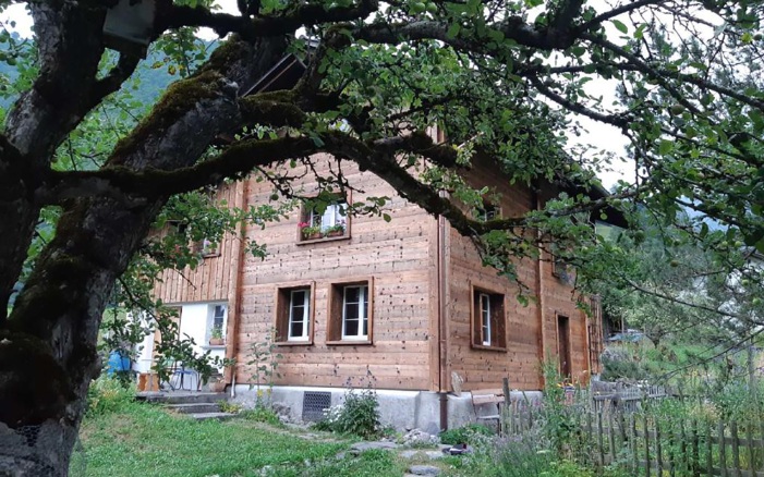 Ansicht eines Einfamilienhauses in idyllischer Umgebung, bei dem eine Schalung mit Sicht und Fase verbaut wurde.