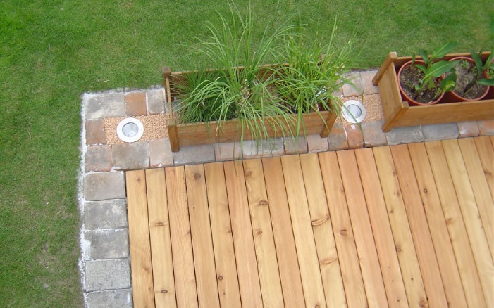 Vue d’en haut d’une terrasse en mélèze avec jardinière surélevée