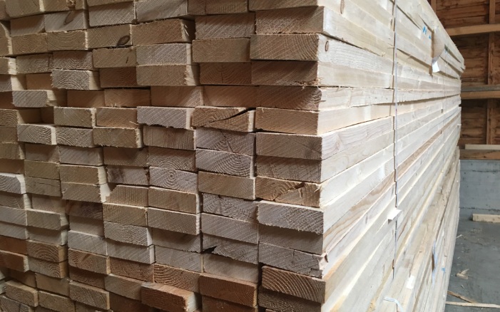 Vue du stock de bois équarri d’emballage pour l’industrie