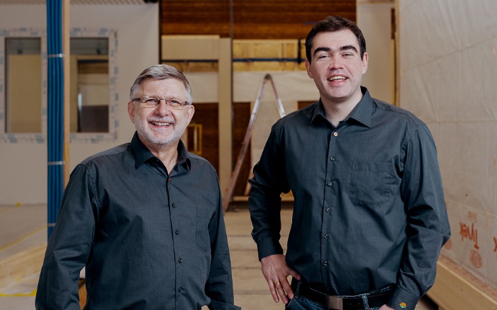 Dieter Zinkand und Alexander Holl, die Verantwortlichen für Verkauf/Projektentwicklung bzw. Aufbau/Leitung der Produktion am neuen Standort von Blumer Lehmann in Deutschland