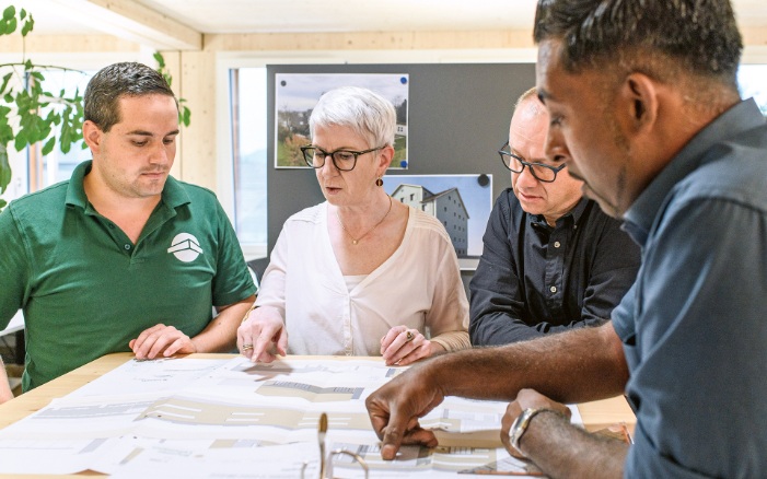 Discussion au sein de l'équipe de planification du département de l'entreprise générale de construction en bois de Blumer Lehmann