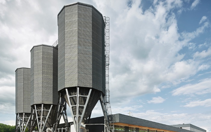 L’immense zone du centre d’entretien de Berne-Wankdorf avec les trois silos en bois gris, vus d’en haut