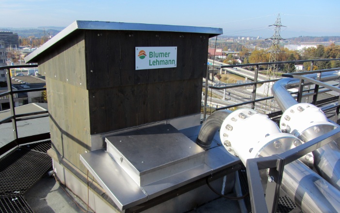 Filteranlage auf dem Dach eines Silos aus Holz