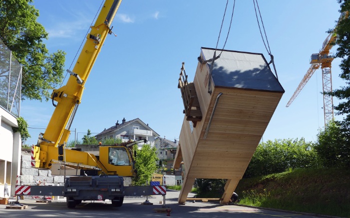 Mise en place d’un silo carré (E4) en bois à l’aide d’une grue