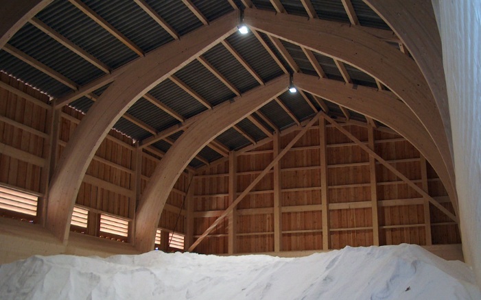Entrepôt de sel en bois, rempli de sel, vu de l’intérieur