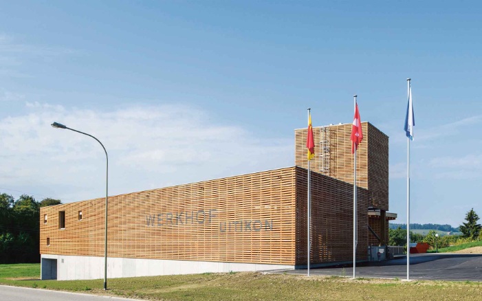 Werkhof Uitikon: un bâtiment en bois en forme d'étoile avec silo modulaire intégré pour le sel de voirie et convoyeur de renvoi mobile, hall froid et chaud, hall de lavage, hall ouvert et bâtiment industriel à deux étages