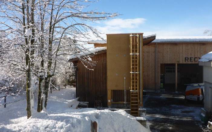 30 m³ four-sided silo (E4) with wooden ladder on wooden substructure, in a winter landscape