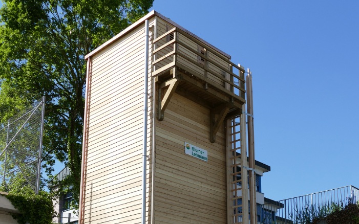 Silo carré (E4) en bois de 50 m³ avec échelle en bois et plateforme d’accès en bois