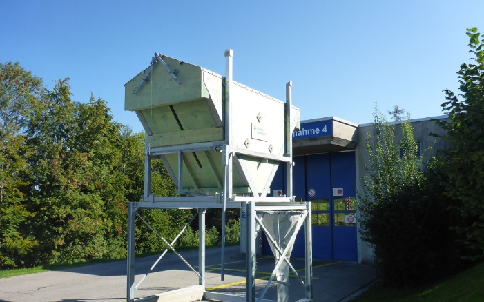 Silo Welaki vert en bois déposé sur un support en acier