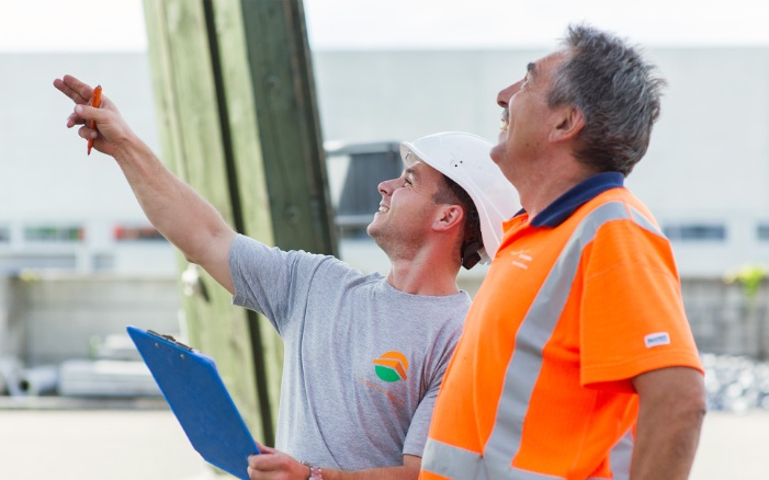 Un collaborateur de BL Silobau AG inspecte le silo en bois de l’atelier avec un collaborateur de l’atelier