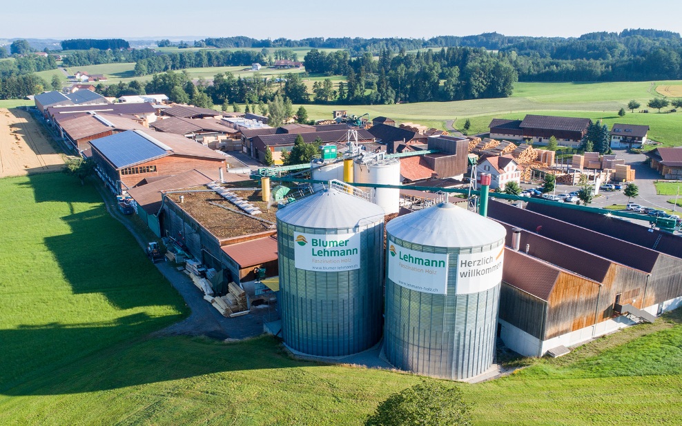 Vue aérienne du site de l’entreprise du groupe Lehmann avec vue sur les deux grands silos à granulés en été.