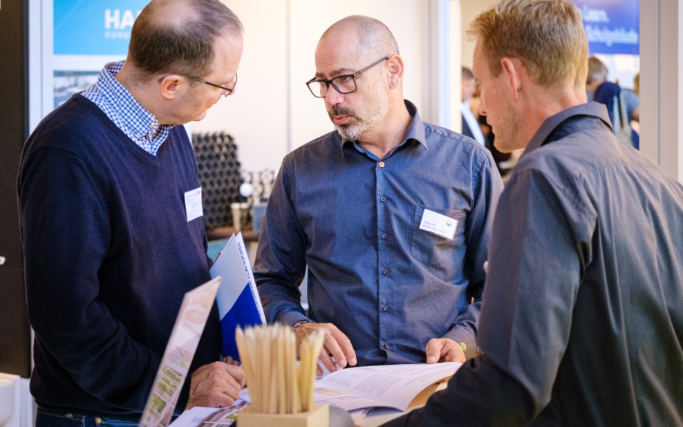 Migga Hug und Lukas Osterwalder im Gespräch mit einem Interessenten