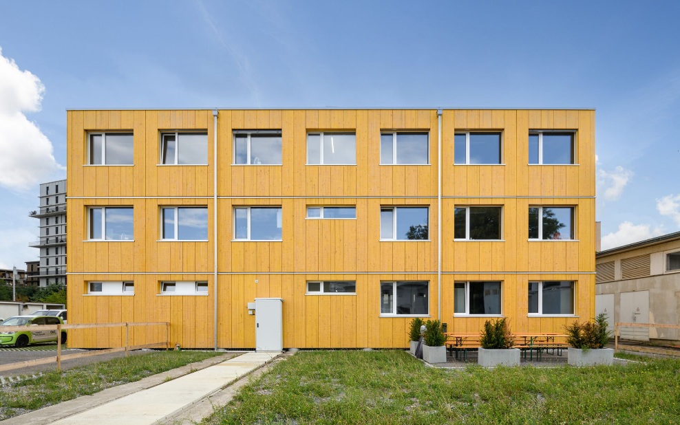 Gesamtansicht des temporären Bürogebäudes mit gelber Fassade <br/><br/>