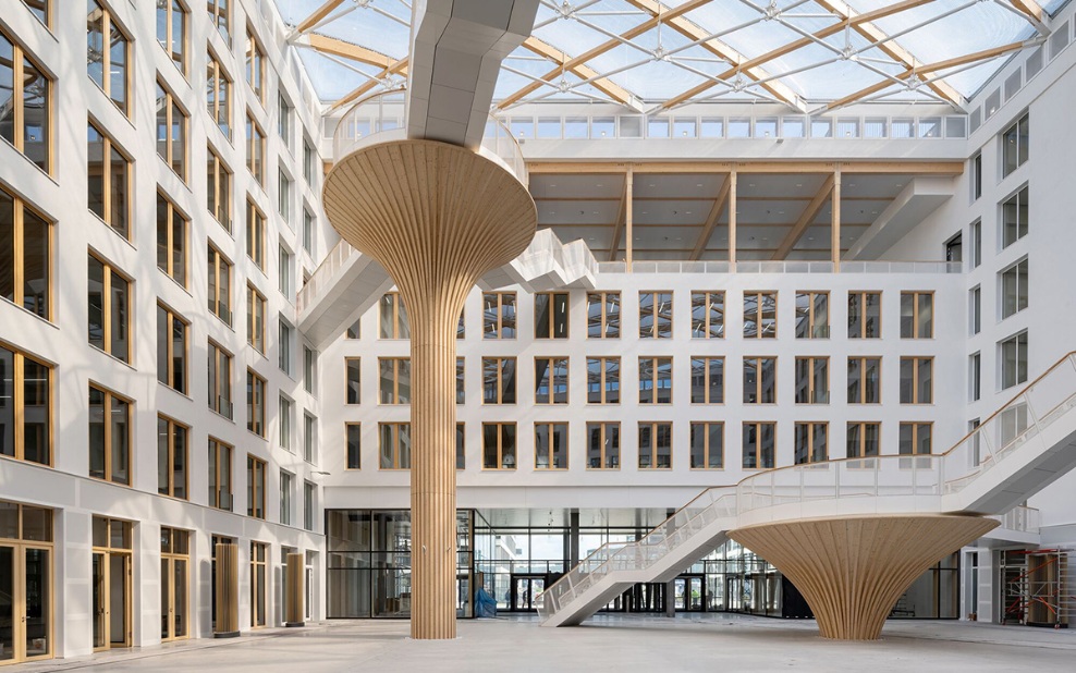 Habillages en bois des structures en forme d’arbre dans l’atrium du bâtiment de bureaux EDGE à Berlin