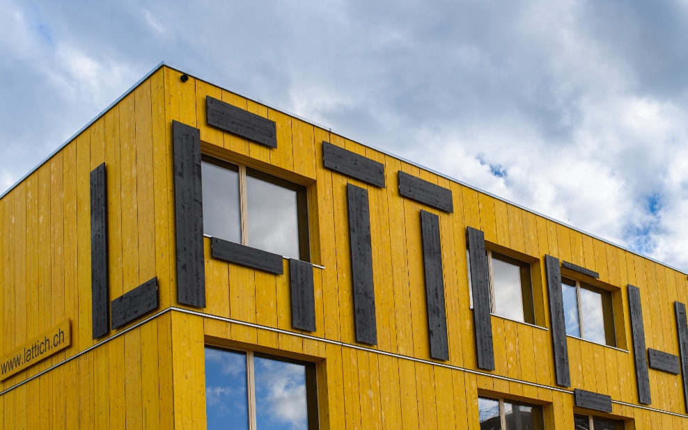 Das gelbe Gebäude vom Lattich Areal in St.Gallen mit dem markanten schwarzen Schriftzug