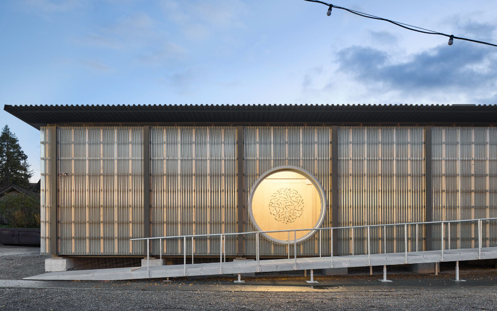 Gesamtansicht der Sporthalle mit Rampe