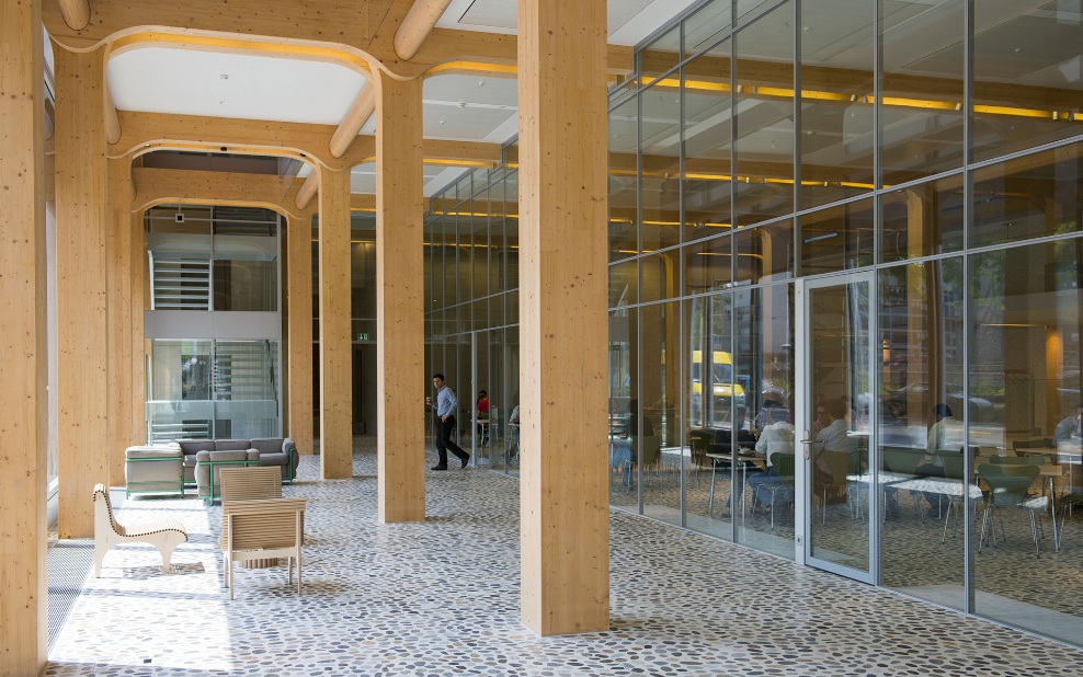 La structure porteuse apparente en bois dans la zone d’entrée du bâtiment Tamedia