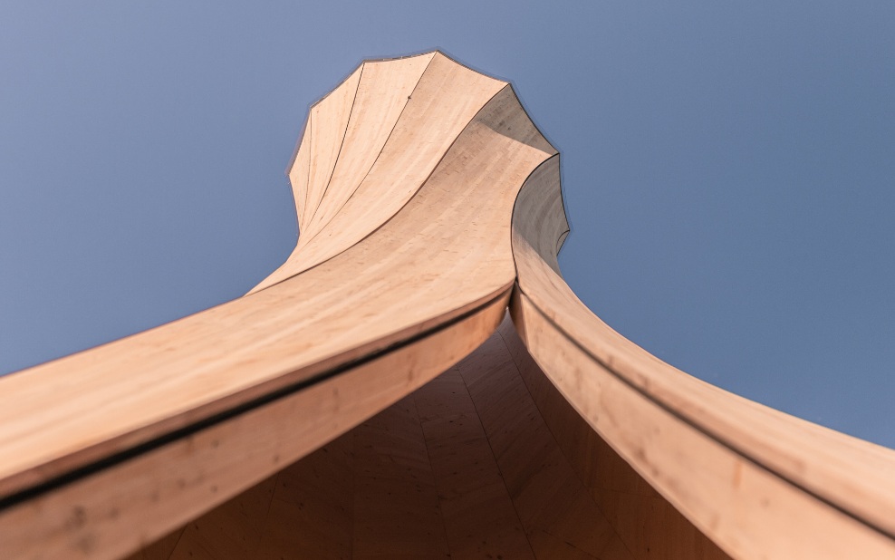 Gros plan en contre-plongée de la tour d’Urbach avec vue vers le ciel. La structure en bois, de forme spéciale et rotative, est ainsi clairement visible