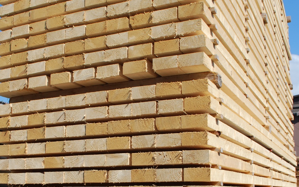 Pile de bois équarri en plein air sur fond de ciel bleu