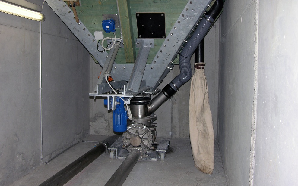 Stationary underfloor conveyor system