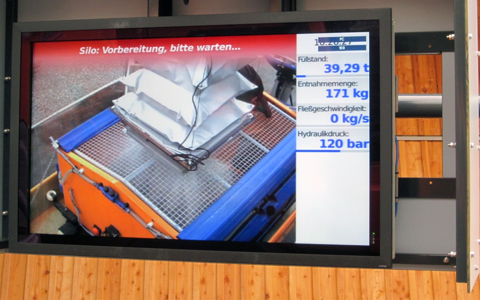 Bildschirmanzeige der Salzentnahme-Daten: Füllstand, Entnahmemenge, Fliessgeschwindigkeit und Hydraulikdruck