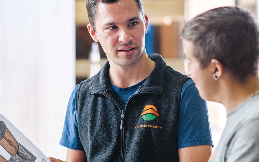 Two colleagues discussing a visualisation of a silo