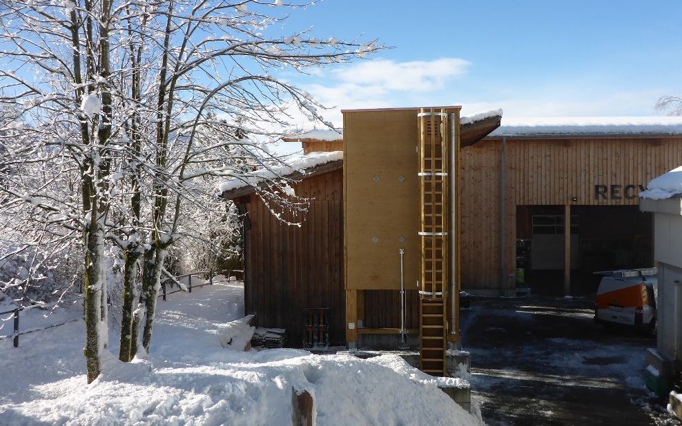 Viereckiger 30 m³ Silo (E4) mit Holzleiter an Holzgebäude angebaut in Winterlandschaft