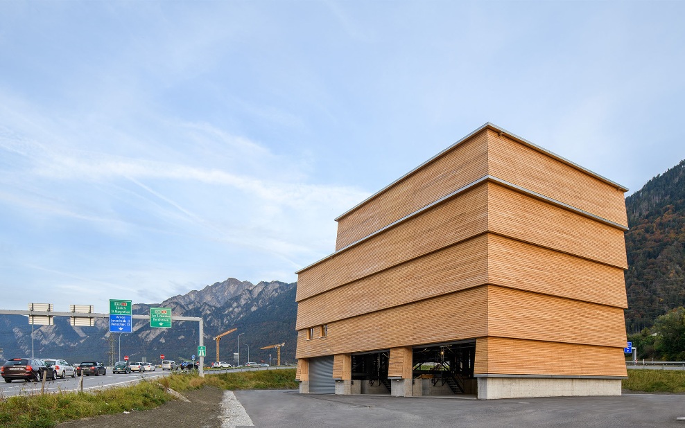 Architektonischer 500 m³ Modulsilo mit einer Holzfassade auf dem Werkhofareal neben der Autobahn A13 platziert