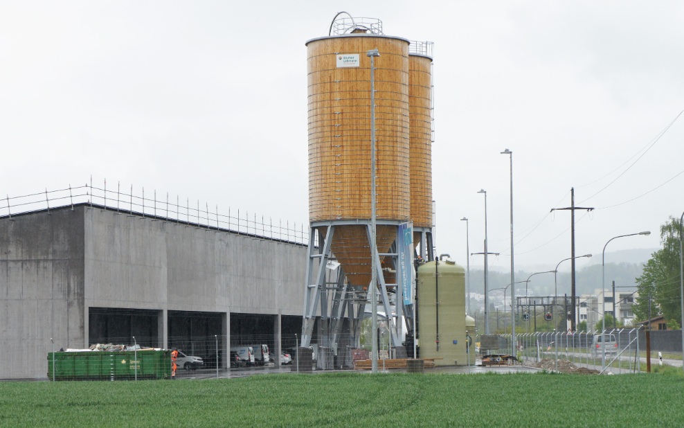 Streugutsiloanlage mit zwei runden Holzsilos, Soleerzeuger und Solelagerank in Bülach