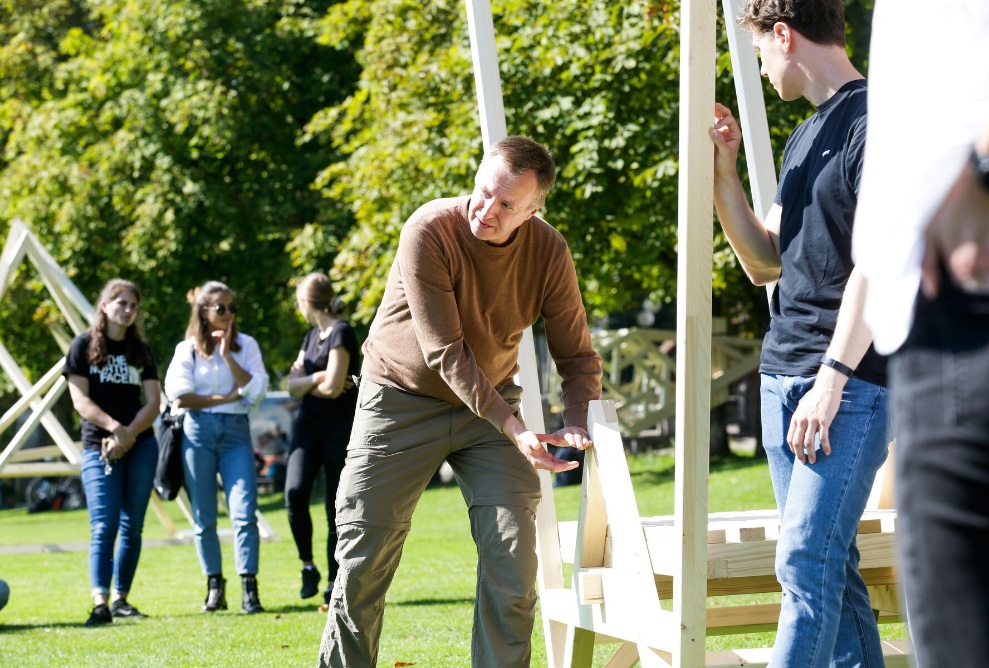 Kai Strehlke imparts timber construction knowledge in the architecture workshop