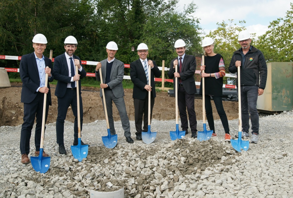 Grundsteinlegung des Schulhausprovisoriums in Holzmodulen am Strickhof Wädenswil mit Ueli Voegeli (Direktor Strickhof), Philipp Kutter (Stadtpräsident Wädenswil), Daniel Baumann (Hochbauamt Kanton Zürich), Jean-Marc Piveteau (Rektor ZHAW), Urs Hilber (Direktor Departement Life Sciences und Facility Management ZHAW), Sibylle Bucher (Architektin) und Migga Hug (Totalunternehmer, Blumer Lehmann).