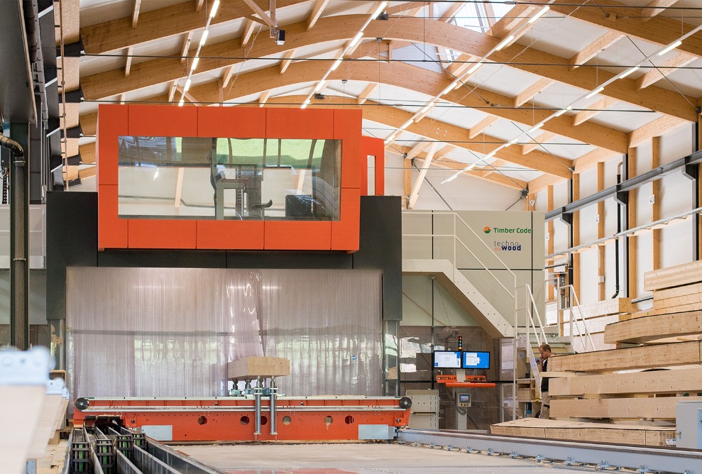 Processing of complex components on the CNC trimming line at the Blumer Lehmann factory.