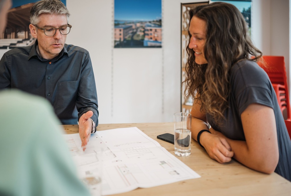 Deux personnes en conversation - Échange d’informations au sein de l’équipe de projet