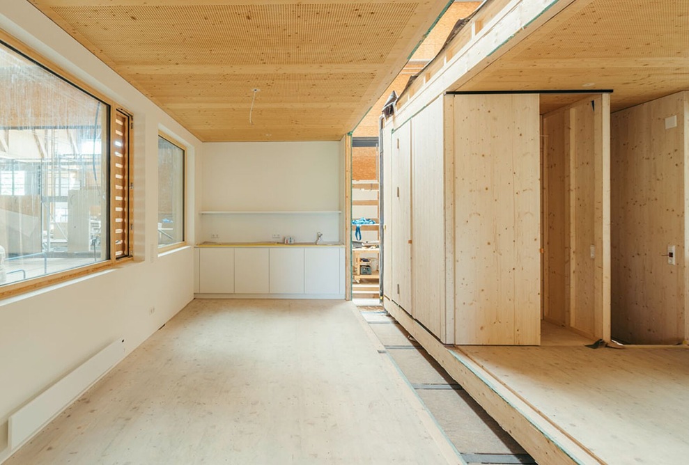 Holzmodulbau auf der Fertigungsstrasse im Werk von Blumer Lehmann