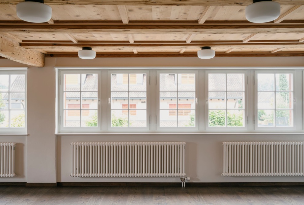 Fensterfront im Obergeschoss der Alten Herberge Niederbüren
