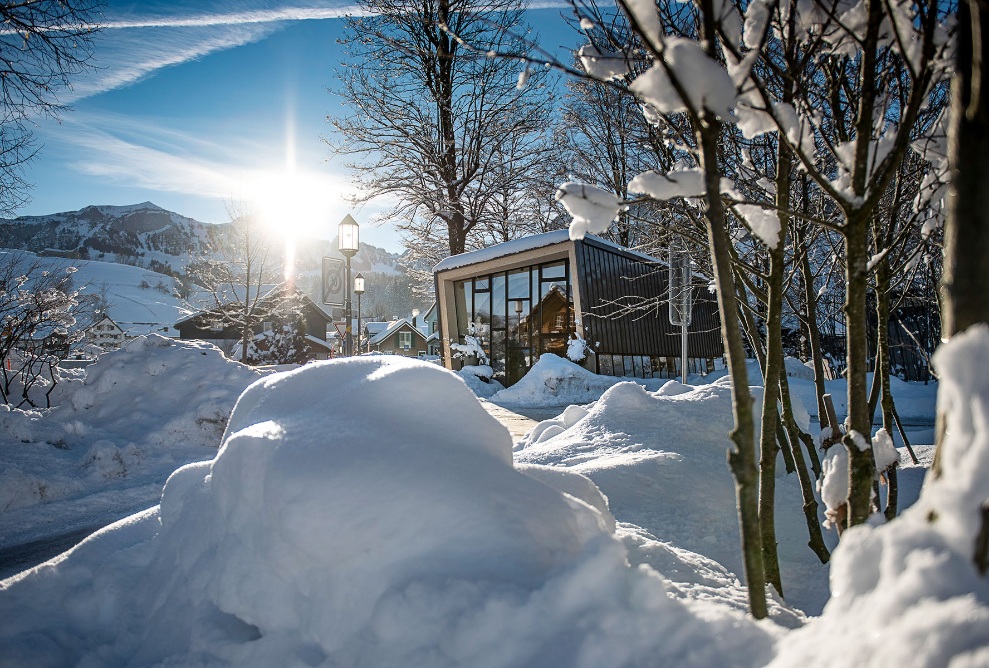 Gesamtansicht der Blumenwerkstatt im Winter mit viel Schnee 