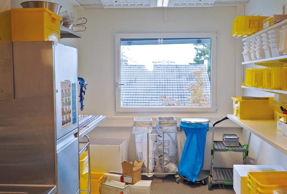 Vue intérieure d’un module dans l’hôpital provisoire de St. Clara. Le module est utilisé comme espace de stockage. Dans les étagères sur les murs se trouvent des boîtes jaunes et blanches. 