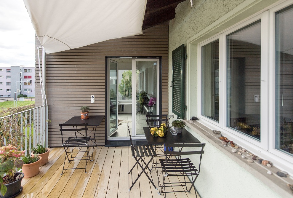 Ansicht Balkon am älteren Teil des Einfamilienhauses. Im Hintergrund ist der anschliessende neue Anbau sichtbar.