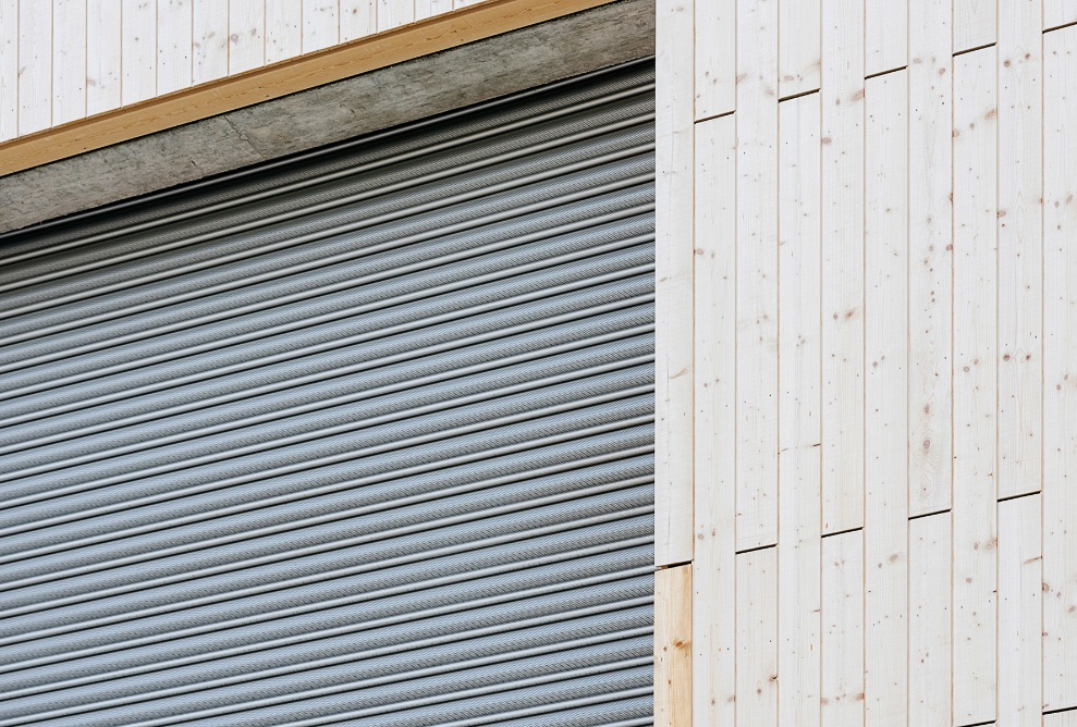 Detailed view of the energy plant’s facade with vertical, rough-cut, tongue-and-grove boarding of the right-hand side.