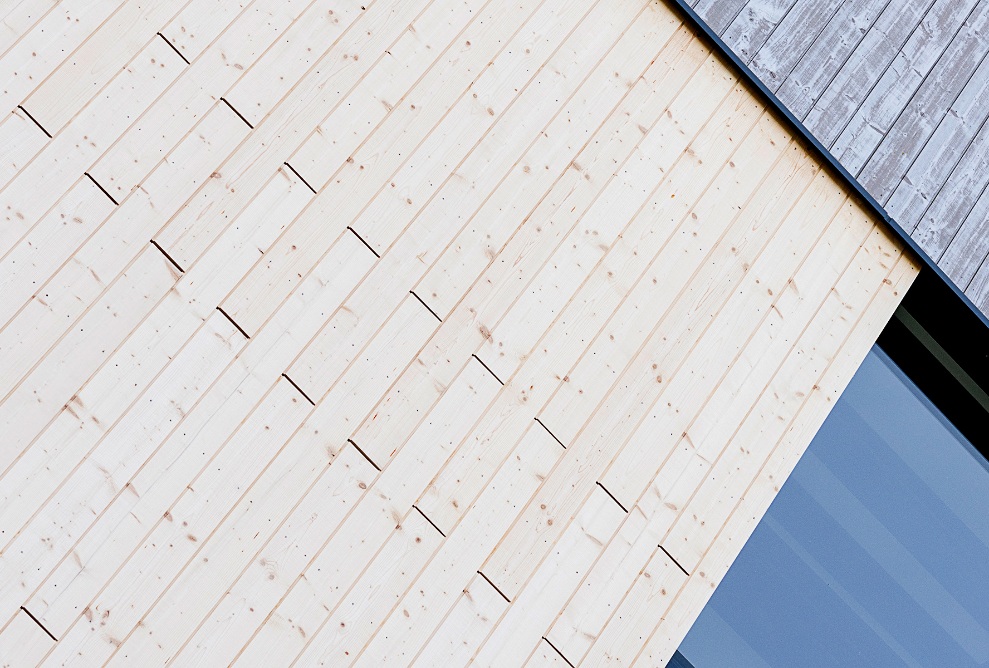 Detailansicht der Fassade Energiezentrale mit den unterschiedlichen Fassadenbehandlungen im Direktvegleich; vorvergrautes und Uvood-behandeltes Holz.