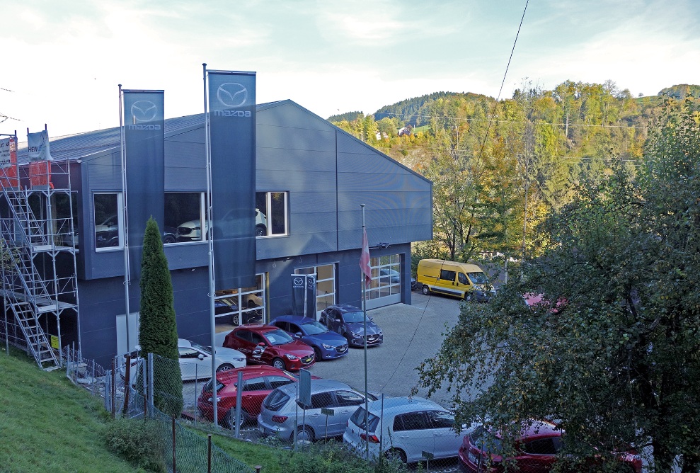 Gesamtansicht der Mazda-Garage seitlich von hinten