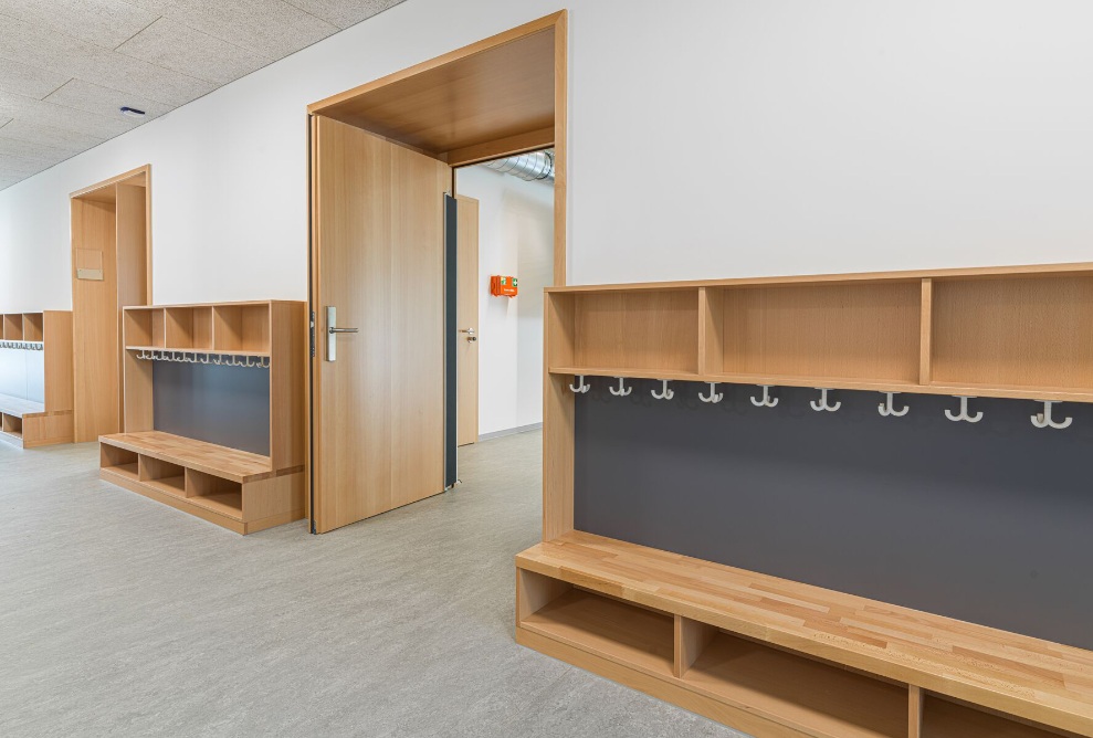 Gelungene Gestaltung von Flur und Garderobe mit Holz