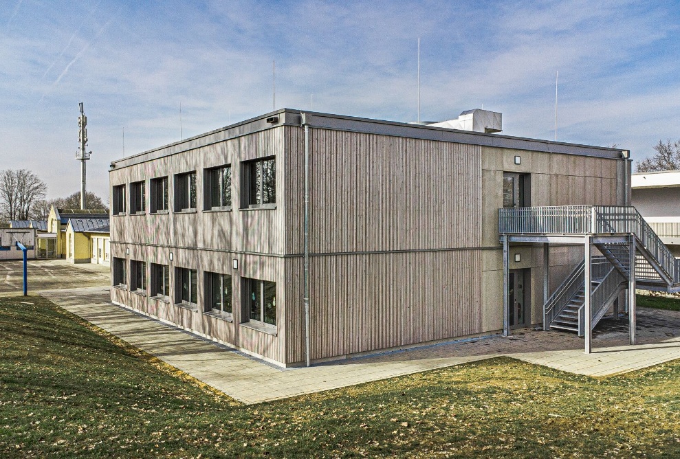 Gesamtansicht des modularen Schulhauses mit Fluchttreppe