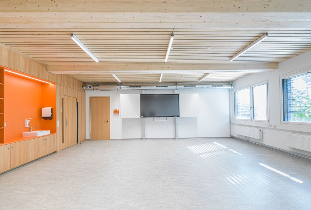 Blick in ein helles Klassenzimmer