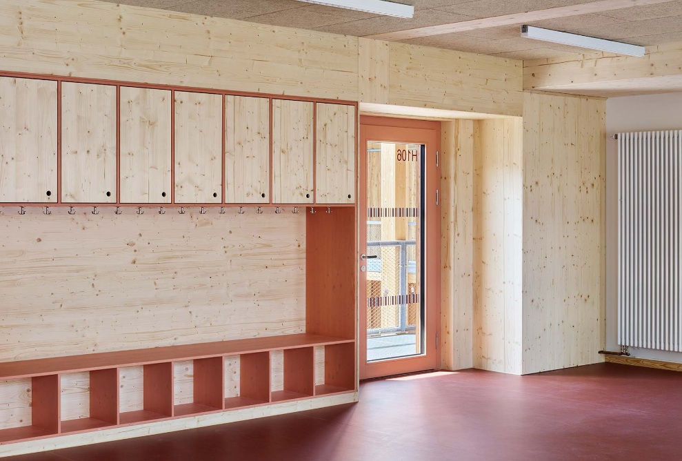 Innenausbau der Schulräume mit Holz