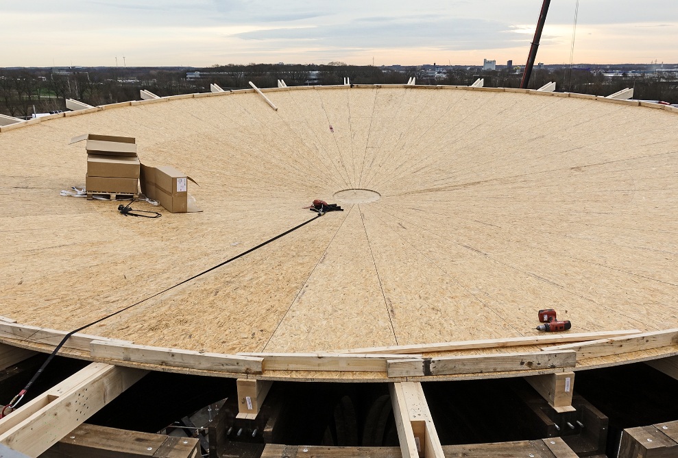 The roof construction of Holland Casino in Venlo takes shape.