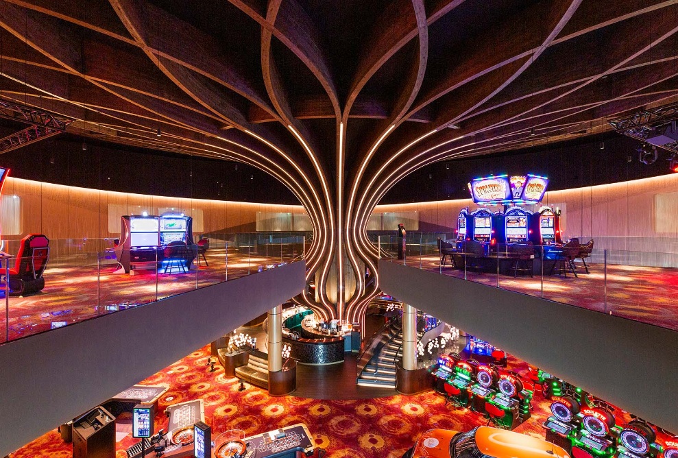 Die freigeformte Säule aus Holz bildet den Mittelpunkt im Atrium des Holland Casino in Venlo
